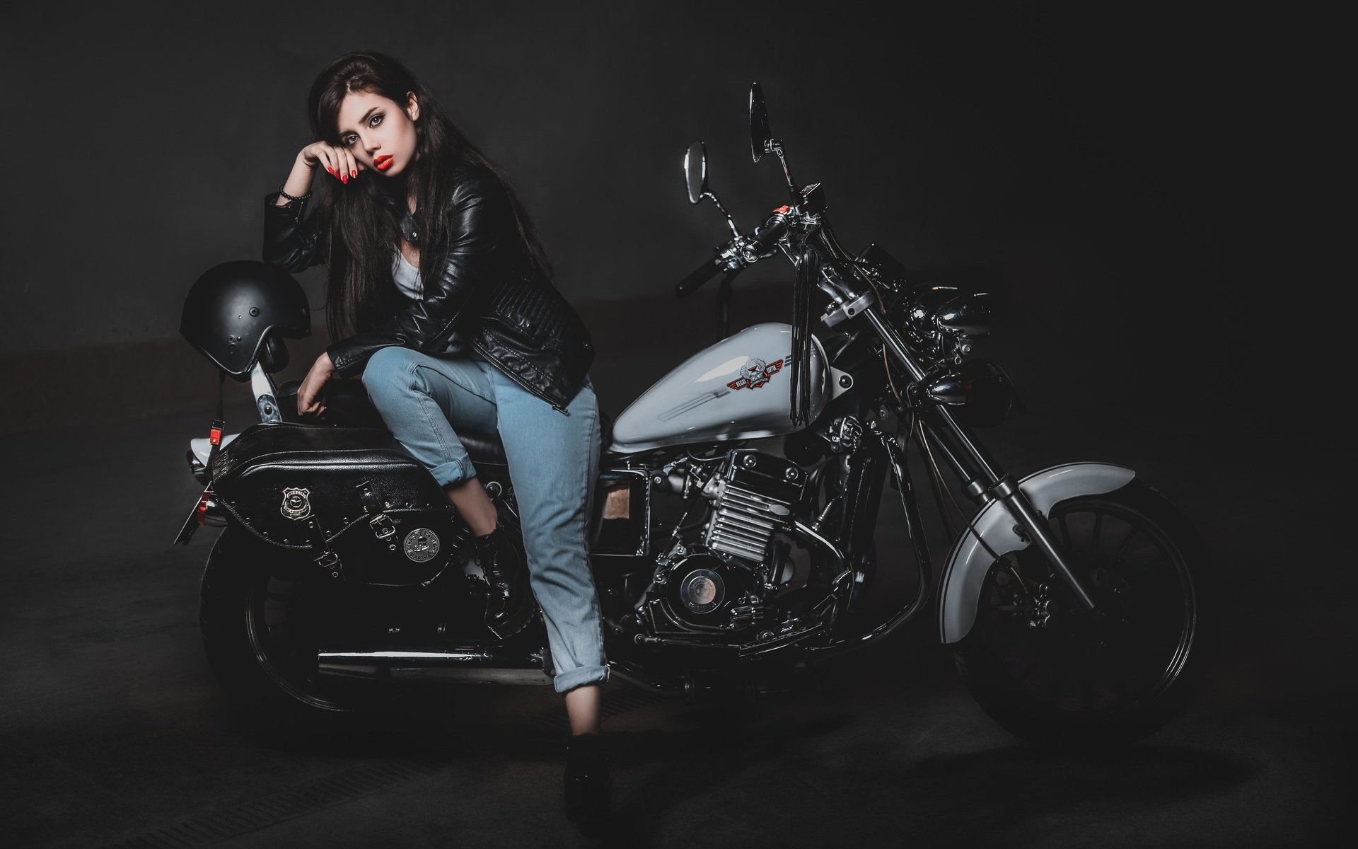 Biker girls: style and drive in Guayaquil